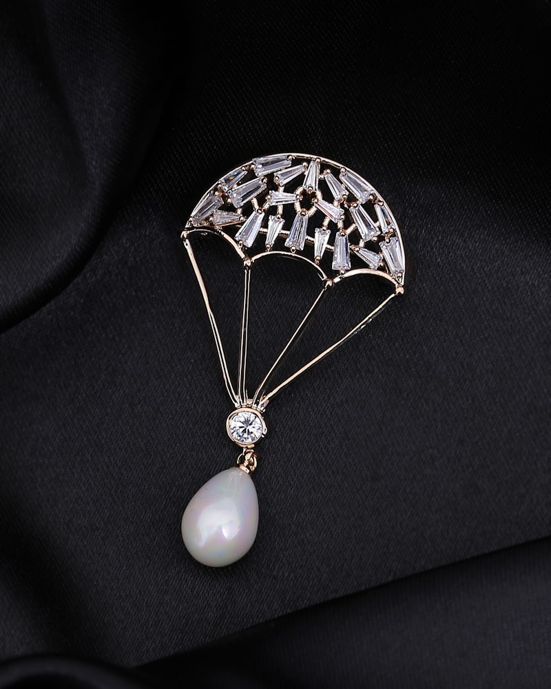 Éventail Pearl Brooch