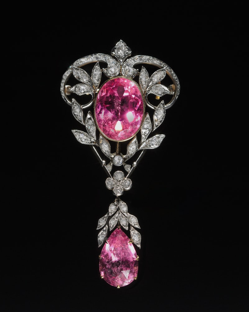 Héritage Drop Brooch