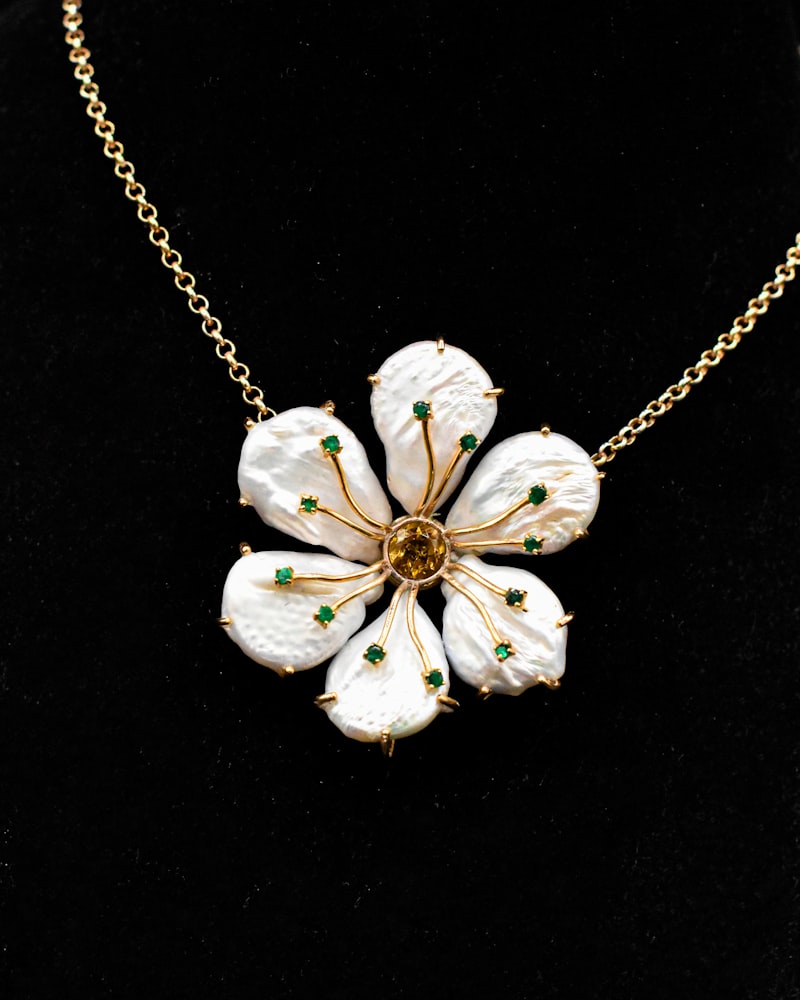 Fleur Blanche Pendant